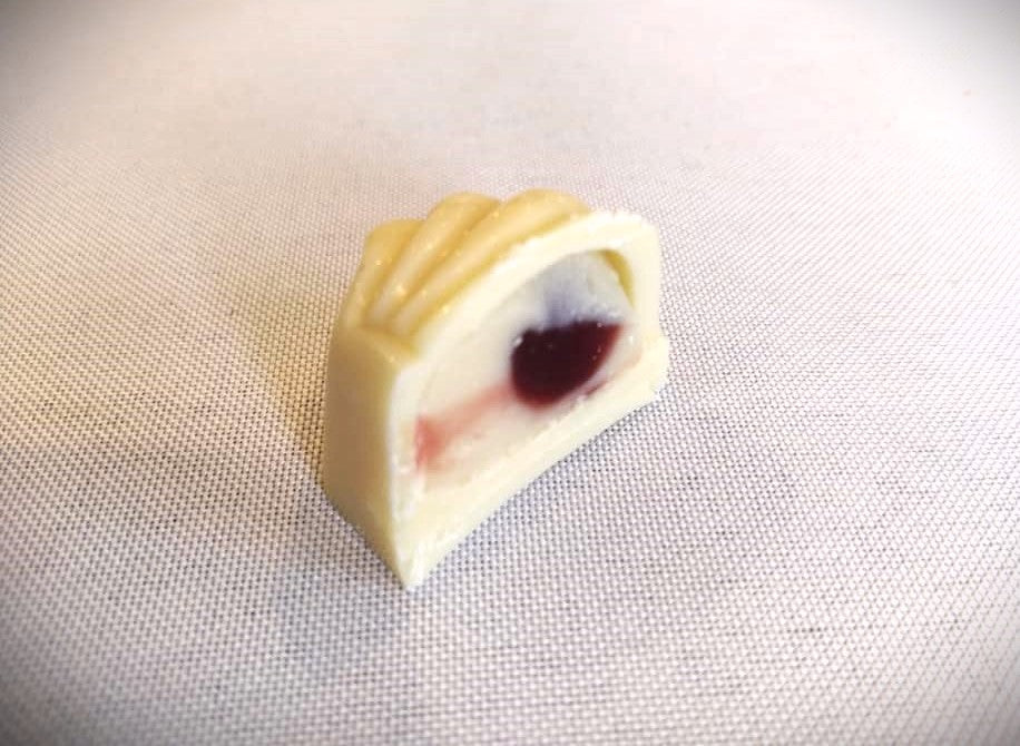 Raspberry Seashells in Dark or White Chocolate